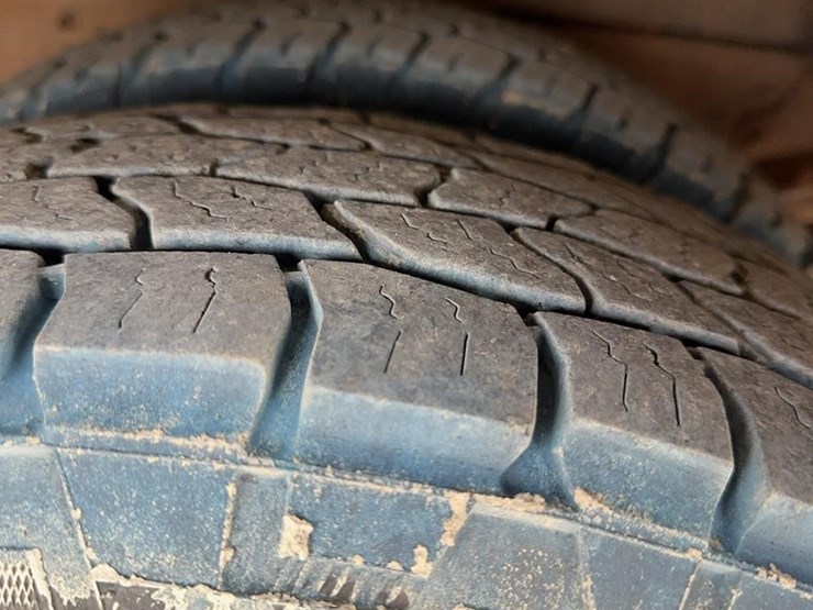 2015-chevrolet-3500-image-15