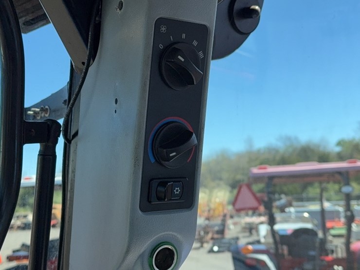 new-holland-t6030-image-17