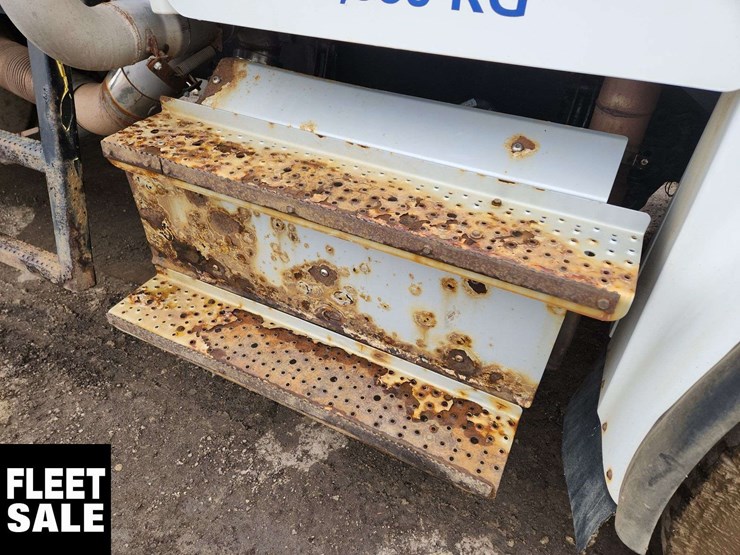 2018-freightliner-m2-106-image-34