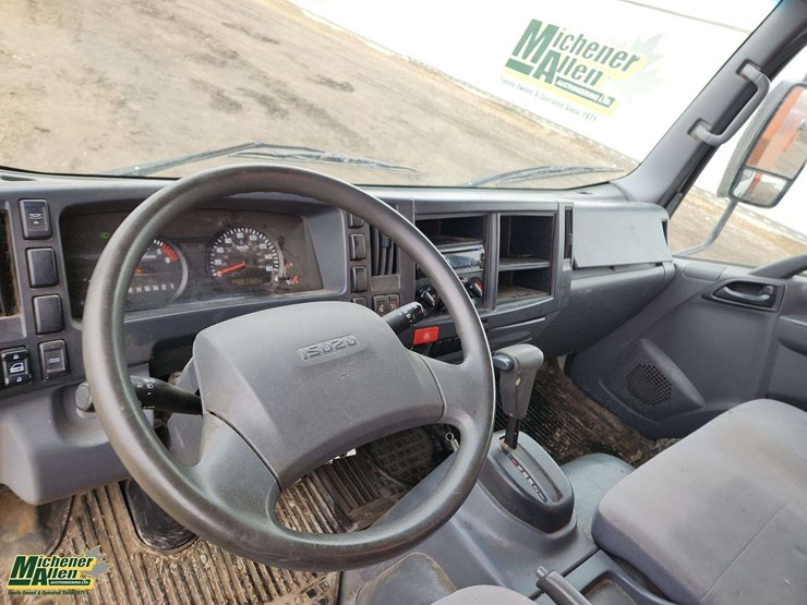 2016-isuzu-npr-image-10