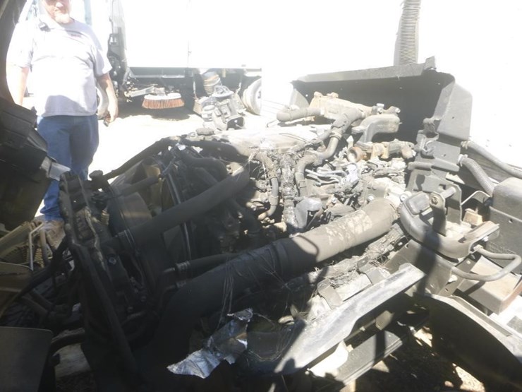 2016-isuzu-nqr-image-14