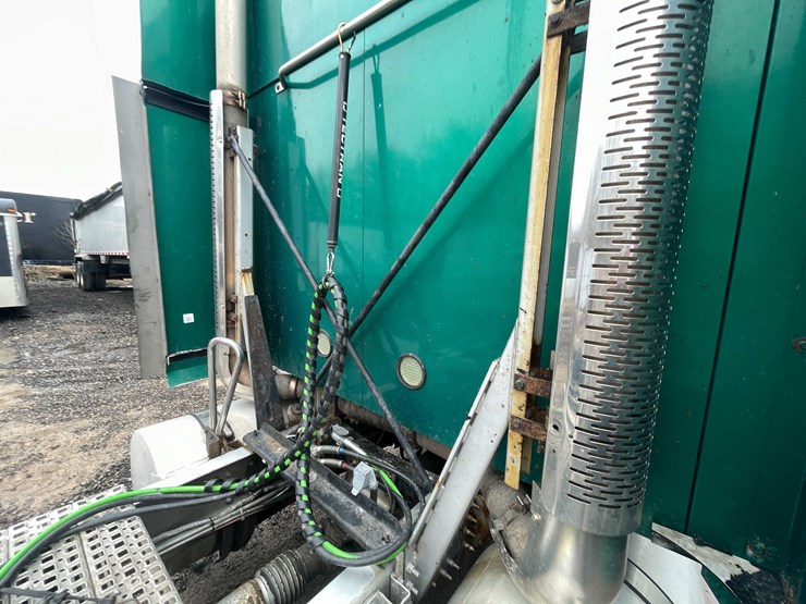 #236-•-2011-mack-semi-tractor-(title-in-delay)-(denmark,-wi)-image-31