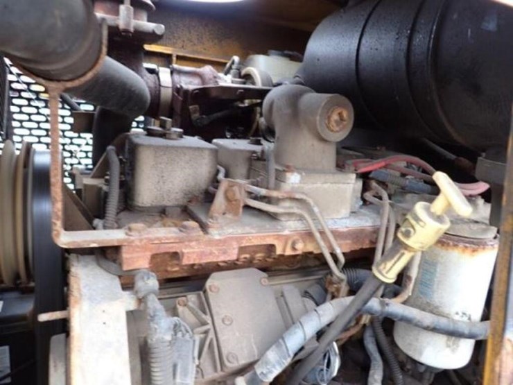 2004-trackless-rmt5t-series-v-4x4-sidewalk-tractor-image-51