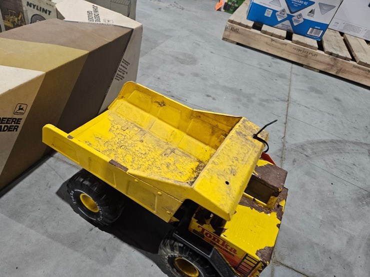 #972-•-tonka-toy-metal-dump-truck-image-6
