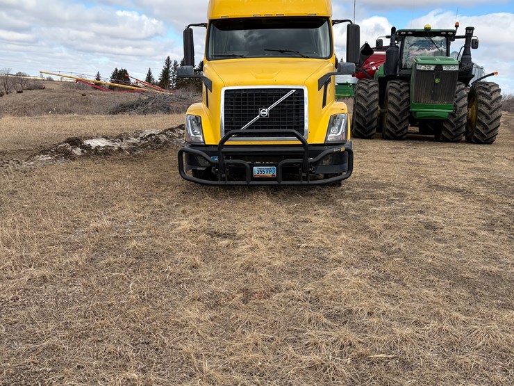 seller-#28.--2011-volvo-semi-truck-image-2