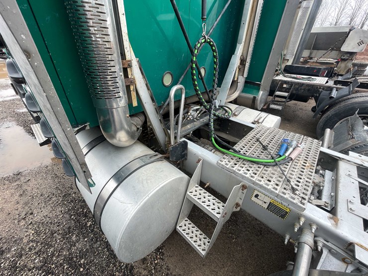 #236-•-2011-mack-semi-tractor-(title-in-delay)-(denmark,-wi)-image-18