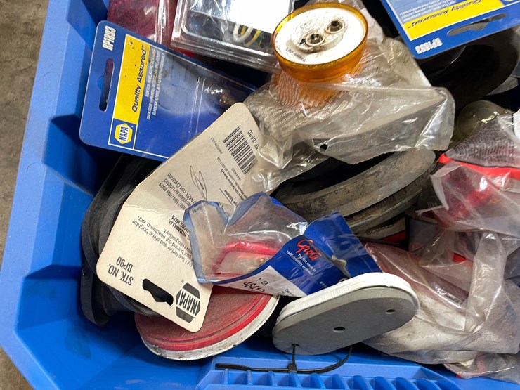 #2541-•-crate-of-trailer-lights-and-wires-(columbia-heights,-mn)-image-5