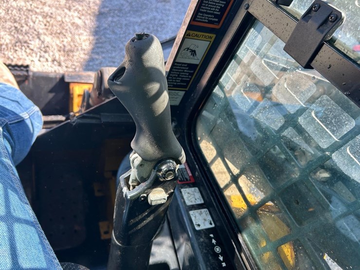2019-deere-318g-image-19