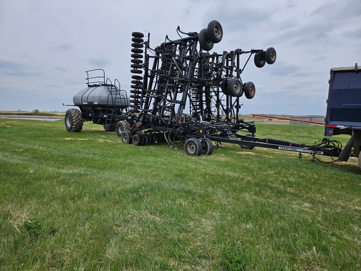 seller-#19.--52’-flex-coil-air-seeder-5000-w/-3450-cart-image-1