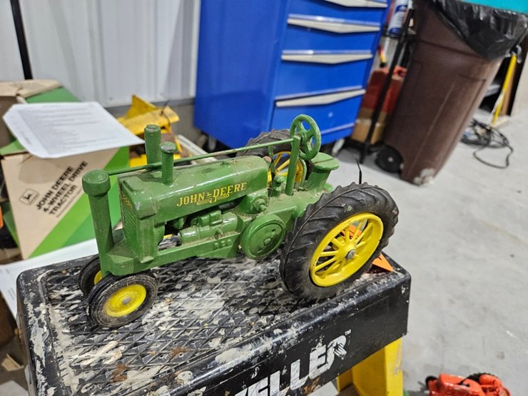 #992-•-john-deere-1/16-metal-toy-tractor-image-1