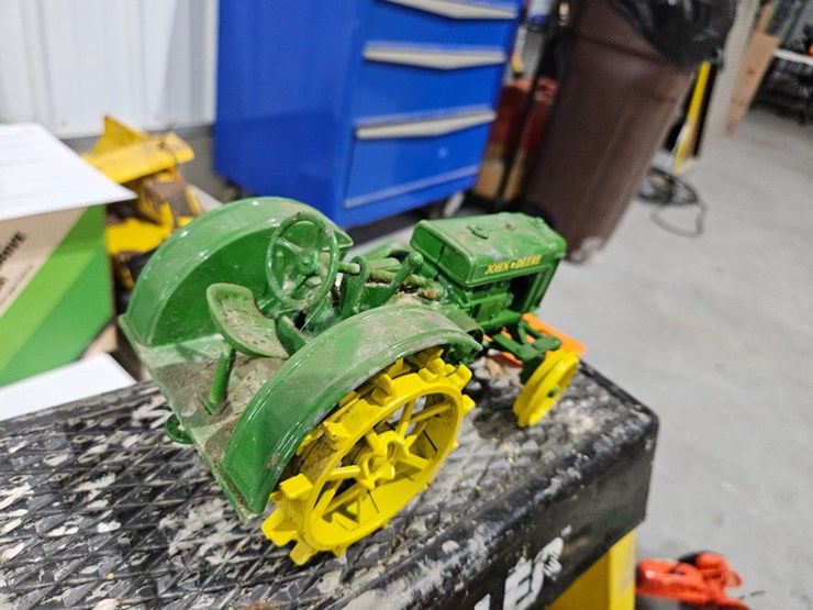 #985-•-john-deere-1/16-die-cast-toy-tractor-image-4