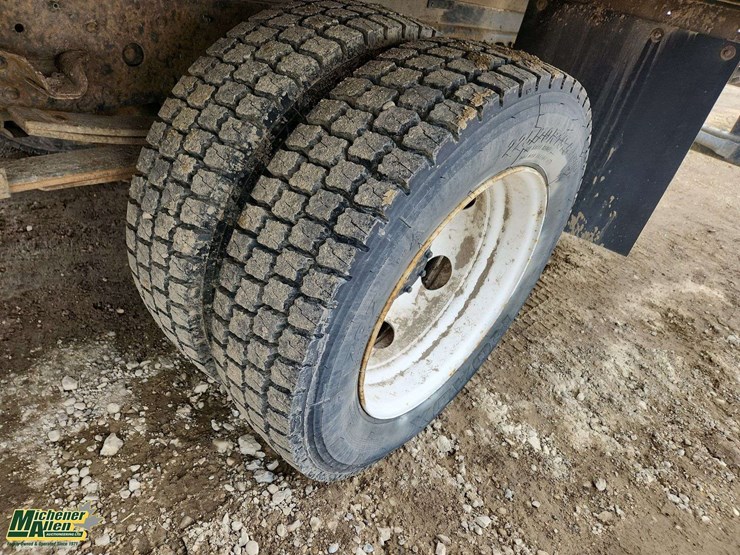 2016-isuzu-npr-image-25