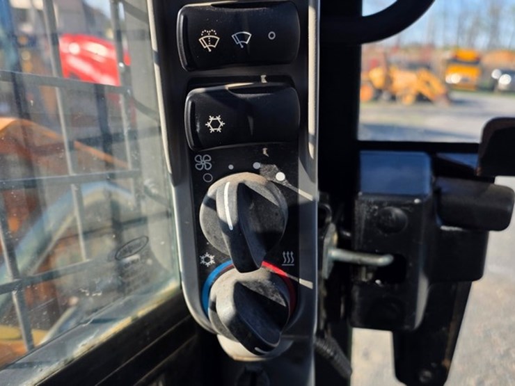 2021-case-tv450b-image-53