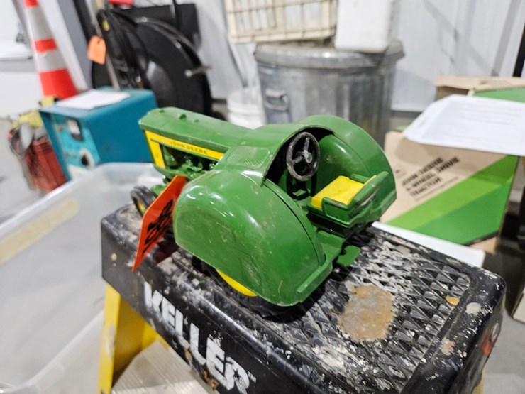 #981-•-john-deere-620-1/16-die-cast-toy-tractor-image-3