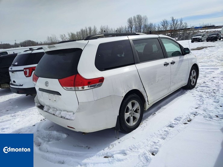 2013-toyota-sienna-image-3