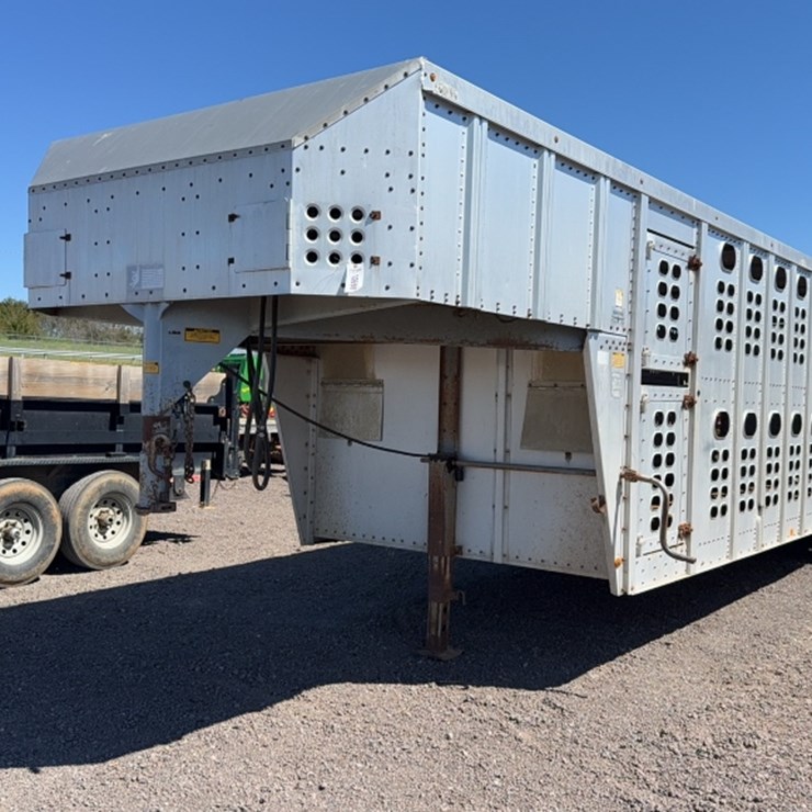 1989 WILSON LIVESTOCK TRAILER