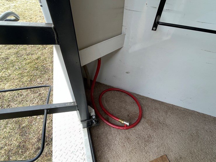 #292-•-2005-trails-west-classic-horse-trailer-(has-mn-title-in-delay)(scandia,-mn)-image-36