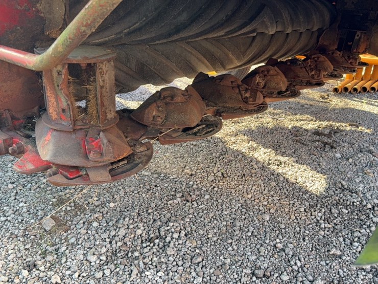 2019-new-holland-210-image-4