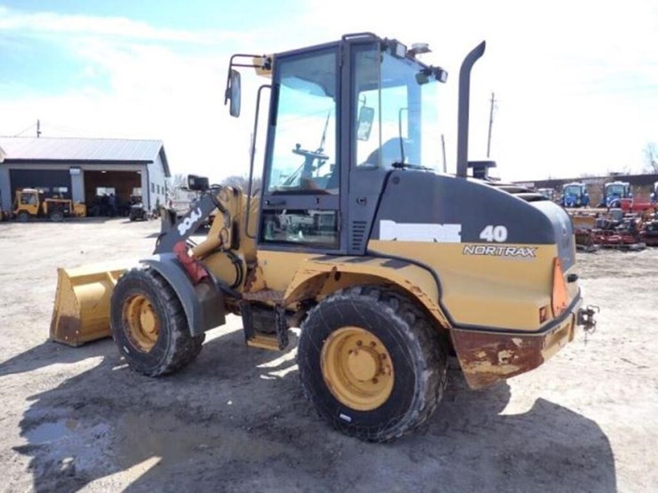 2011-deere-304j-image-7