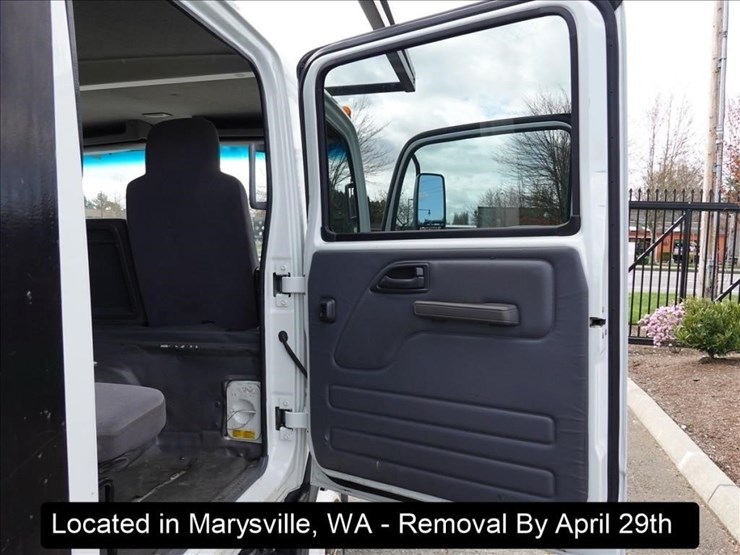 2017-isuzu-nqr-image-10