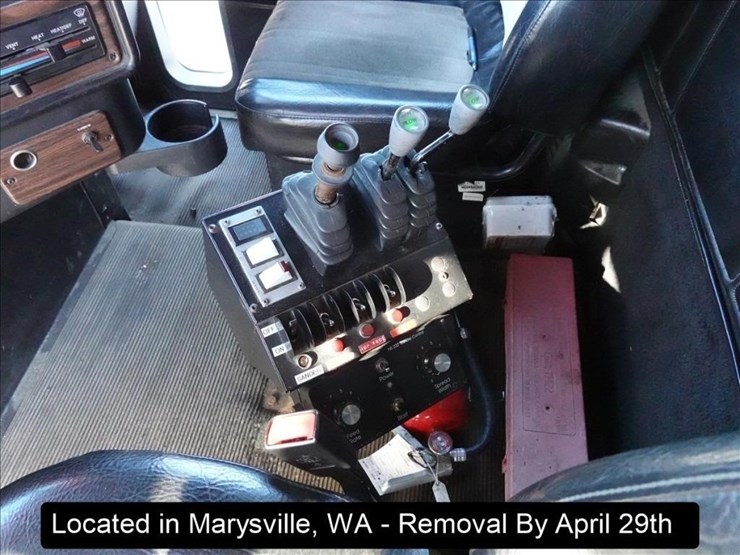 2000-freightliner-fld120-image-17