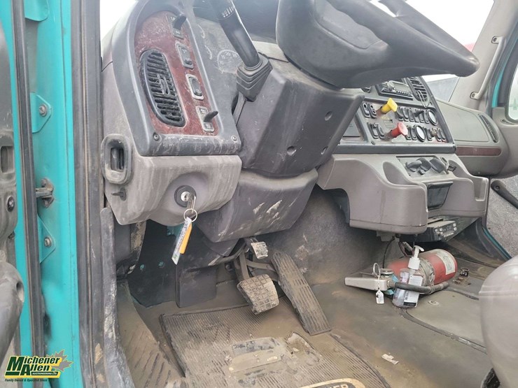 2008-freightliner-m2-106-image-19