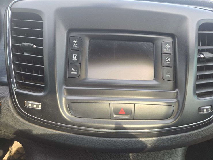 2015-chrysler-200-s-sedan-4d-image-17