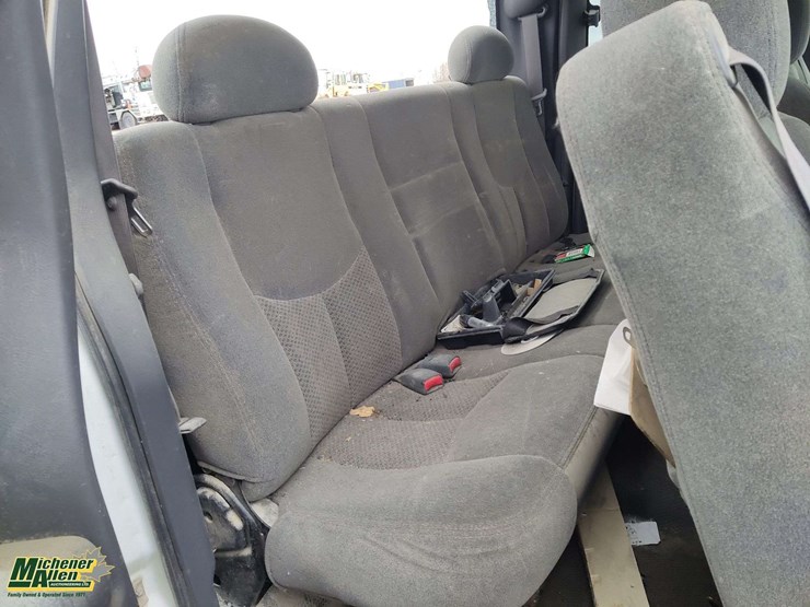 2004-chevrolet-silverado-2500hd-image-19