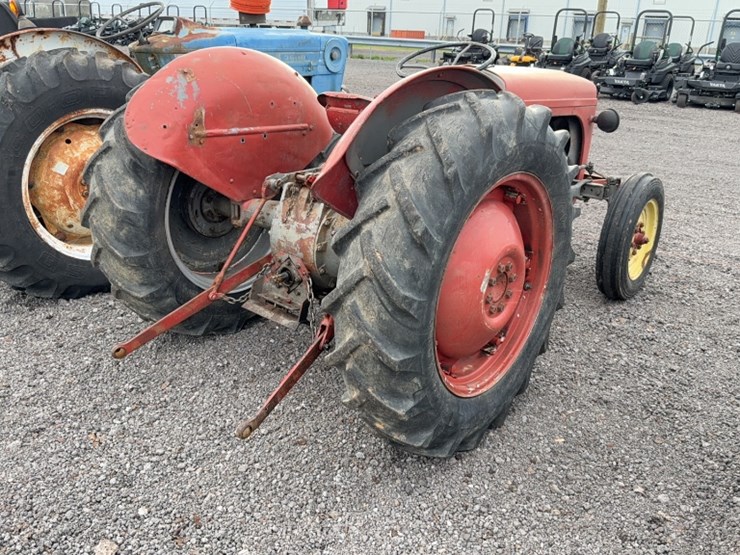 #3051-•-furguson-tractor-image-9