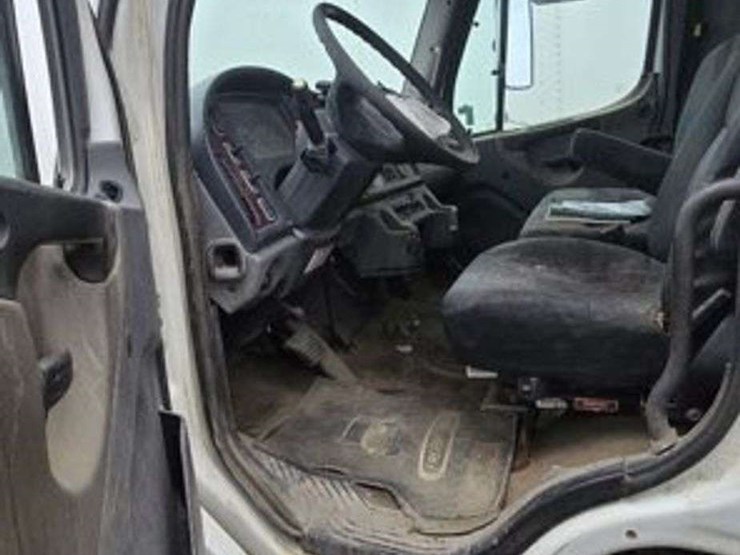 2013-freightliner-m2-106-image-12