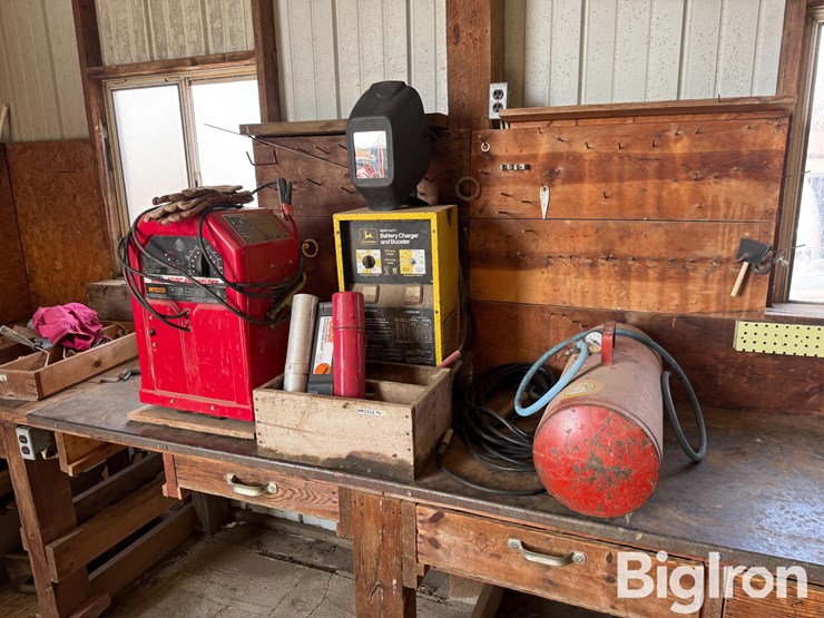 welder/charger-&-accessories-image-1