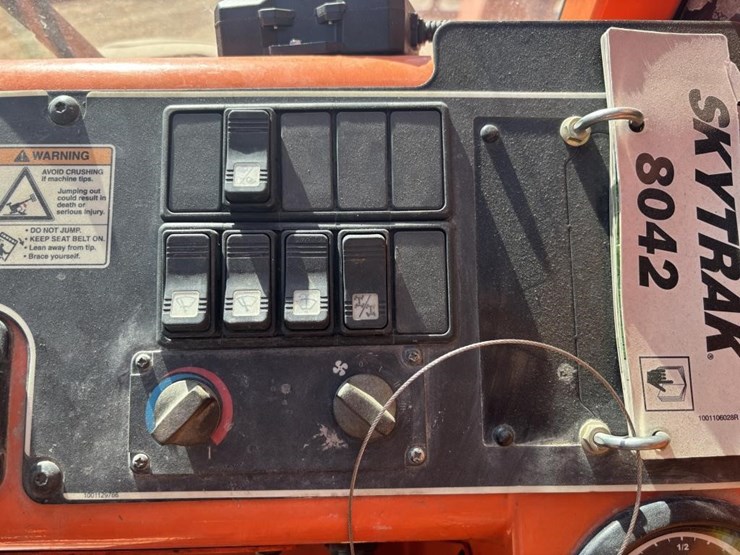 2014-jlg-8042-image-30