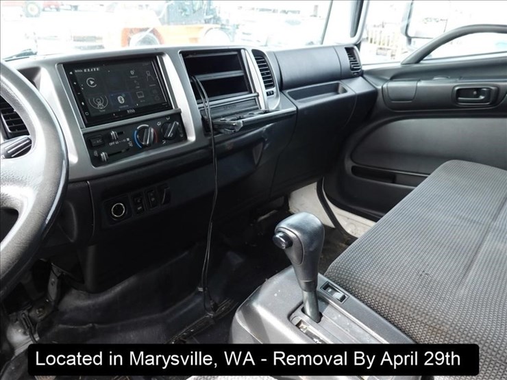 2009-hino-268-image-9