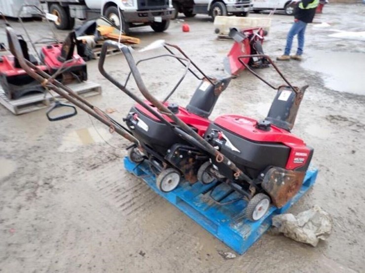 qty-of-(2)-honda-hs720-20-in.-snowblowers-image-3