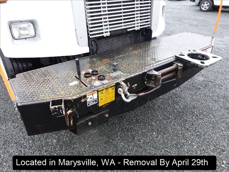 2003-freightliner-fl80-image-39