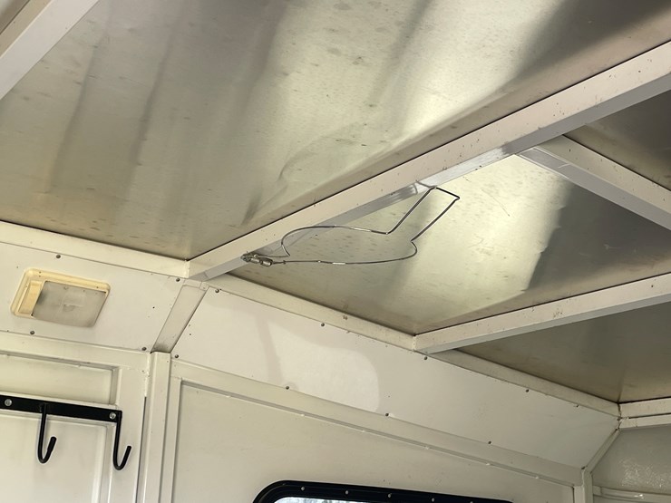 #292-•-2005-trails-west-classic-horse-trailer-(has-mn-title-in-delay)(scandia,-mn)-image-43