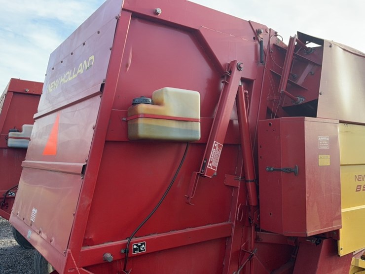 new-holland-853-image-5