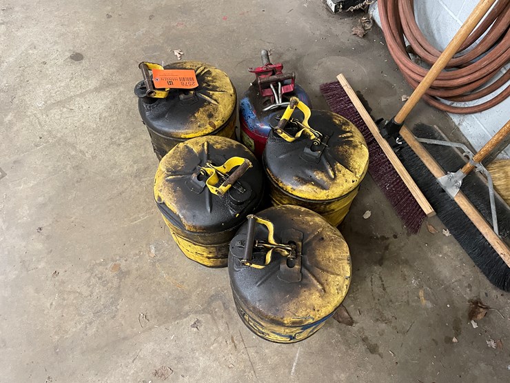 #2578-•-metal-fuel-cans-(columbia-heights,-mn)-image-2