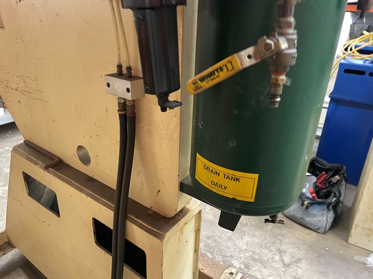 #2509-•-norlok-clincher-machine-(columbia-heights,-mn)-image-7