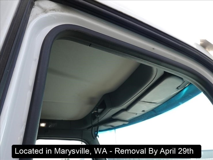 2015-peterbilt-567-image-15