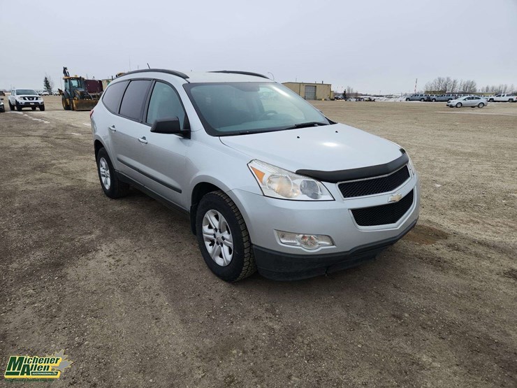 2011-chevrolet-traverse-ls-image-2