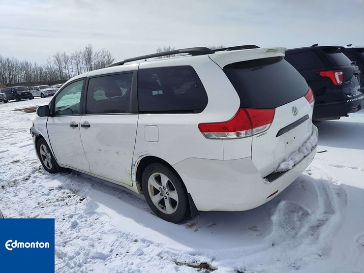 2013-toyota-sienna-image-2