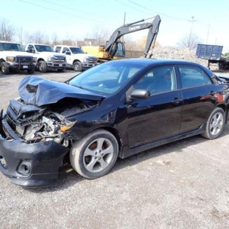 DAMAGED 2013 Toyota Corolla Sedan 2T1BU4EE1DC92192