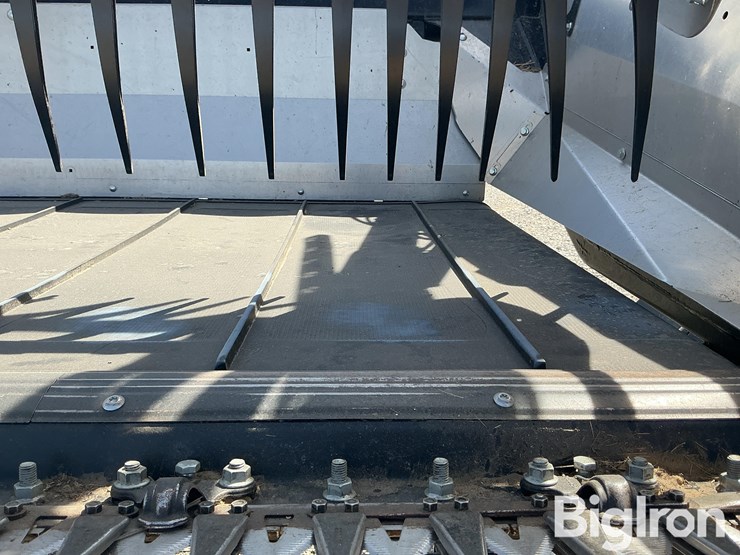 2023-macdon-fd225-flex-draper-head-image-18