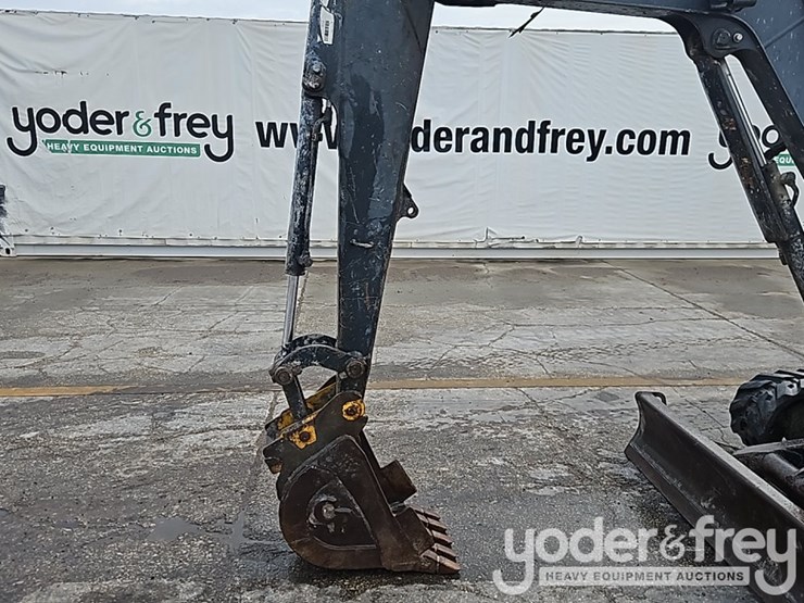 2015-deere-27d-image-18