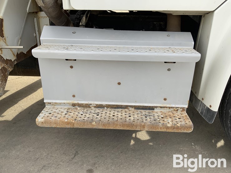 2015-freightliner-m2-106-image-20