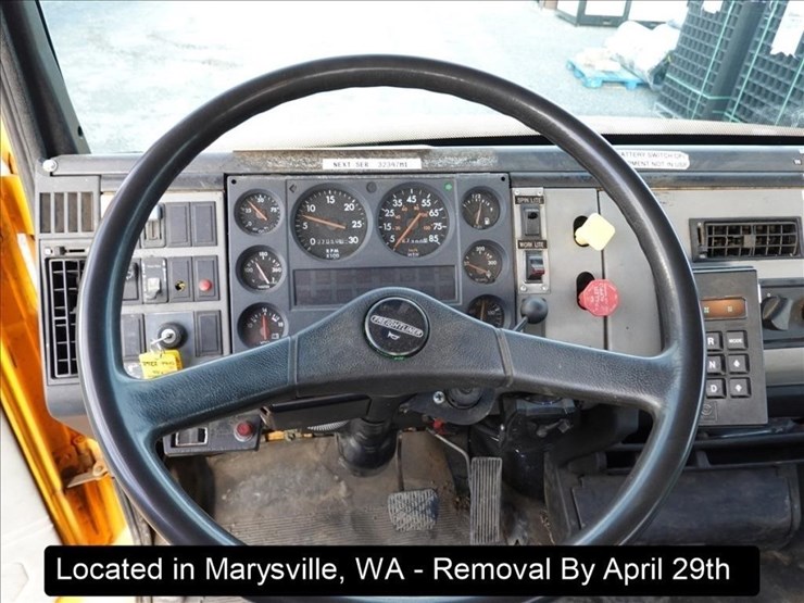 1995-freightliner-fl60-image-10