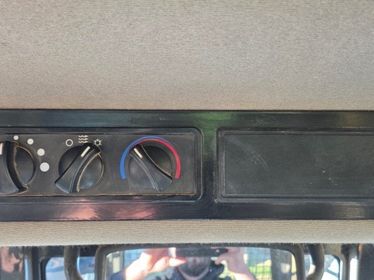 2013-case-850m-image-78