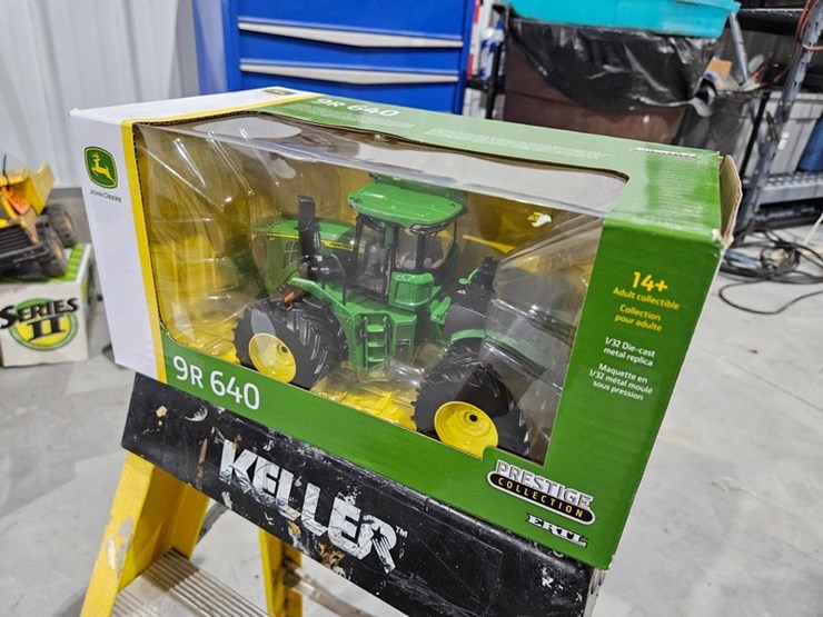 #1004-•-john-deere-9r-640-1/32-die-cast-toy-tractor-image-3