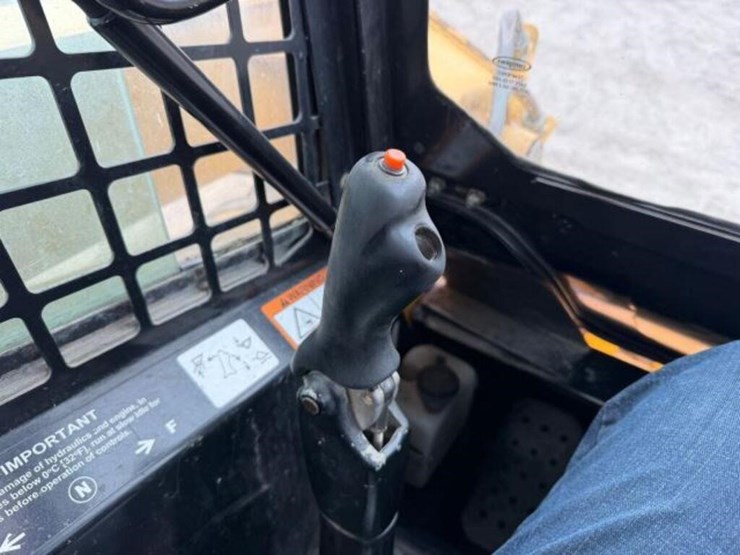 2007-john-deere-328-image-11